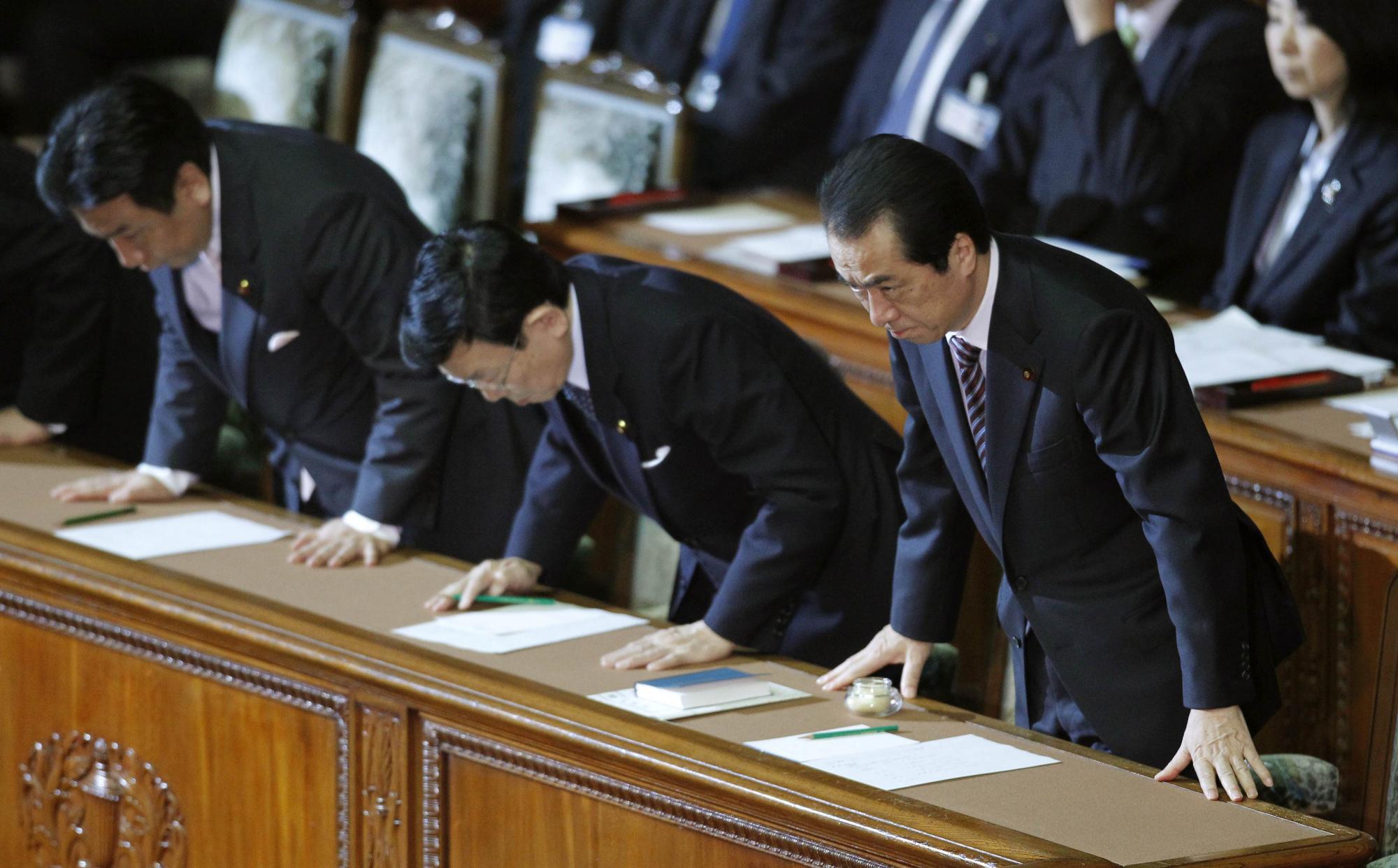 日国会否决不信任案 菅直人靠承诺辞职躲过“倒阁加倒戈”