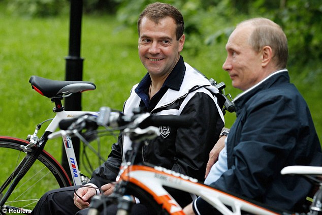图：梅普再秀“哥俩好” 莫斯科市郊骑单车切磋球技