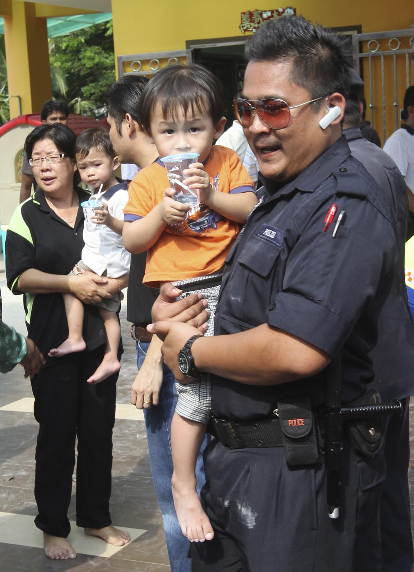 马来西亚男子持铁锤劫持30名幼童 人质获救劫匪头部中弹