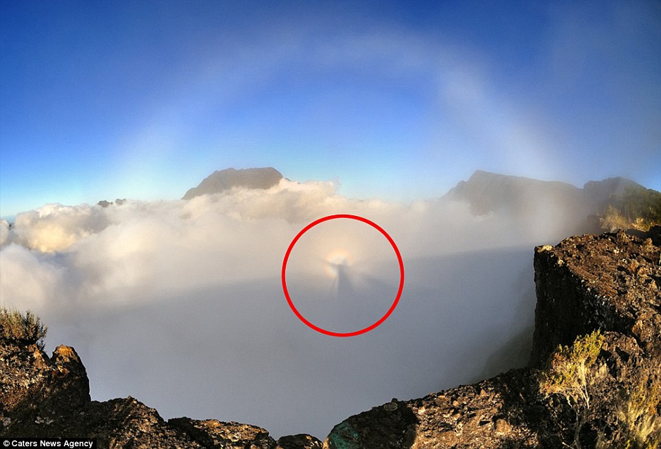 印度洋火山岛云端惊现“人像” 霓虹环绕似耶稣降临
