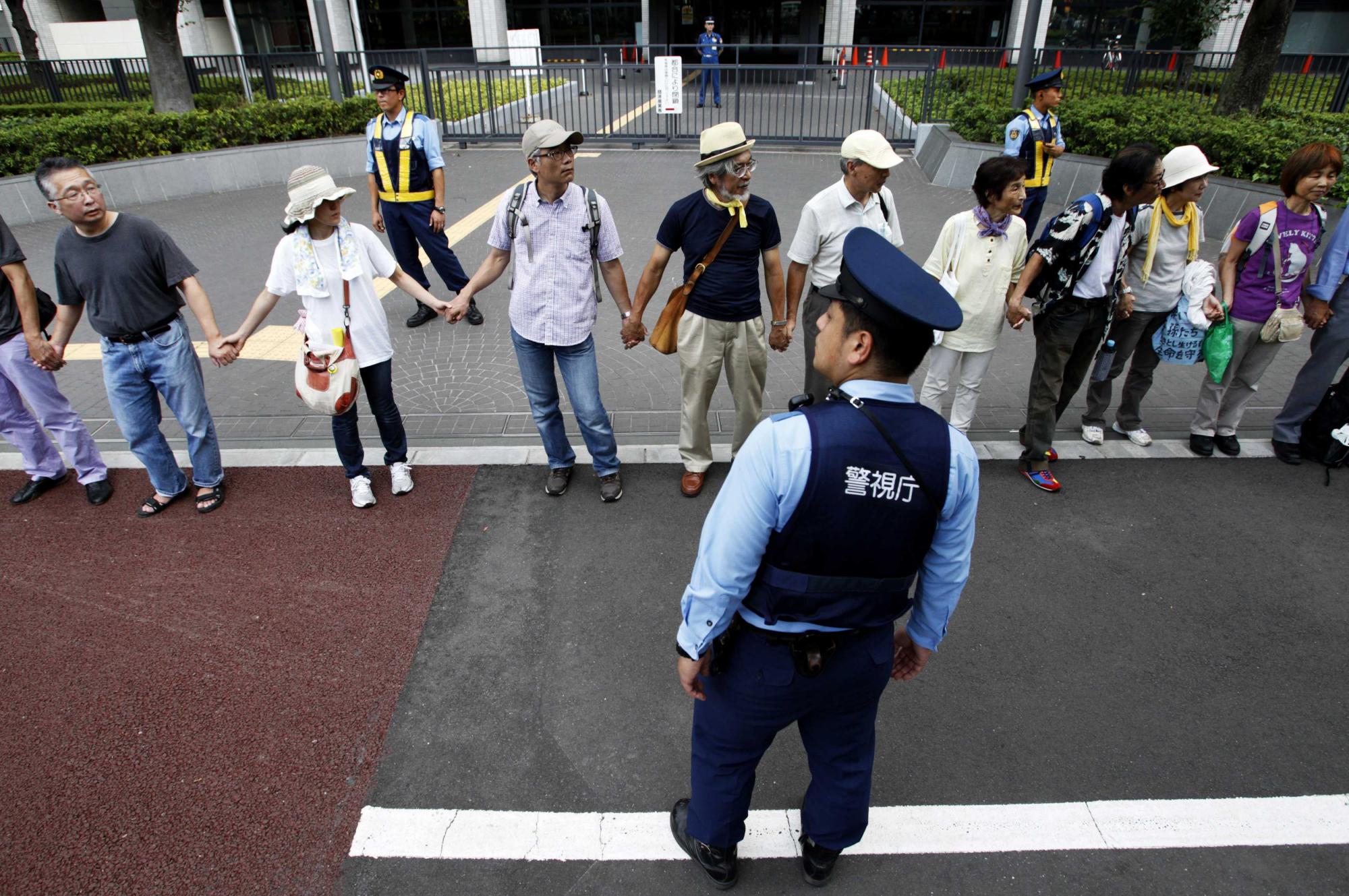 日本纪念3·11地震半周年 新内阁默哀、多地爆发反核示威