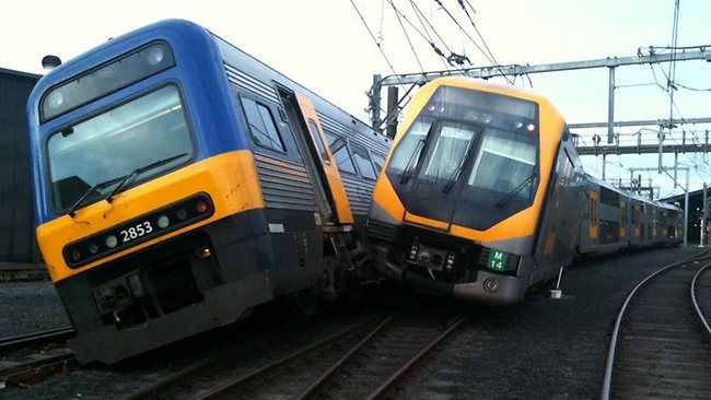 悉尼两火车相撞后倾斜 幸无人员伤亡