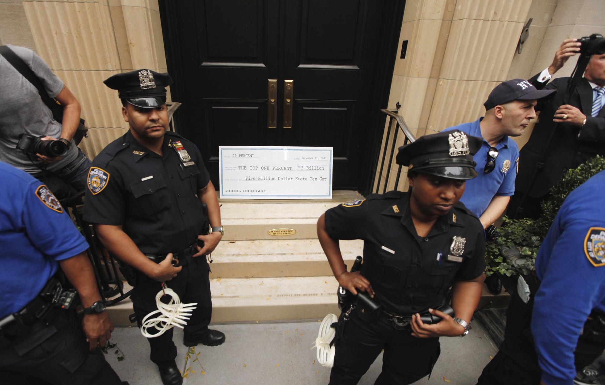 纽约亿万富翁被“登门拜访” 警方态度软化很克制