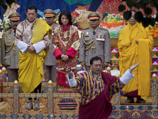 不丹“最帅国王”大婚迎娶平民妻子（组图）