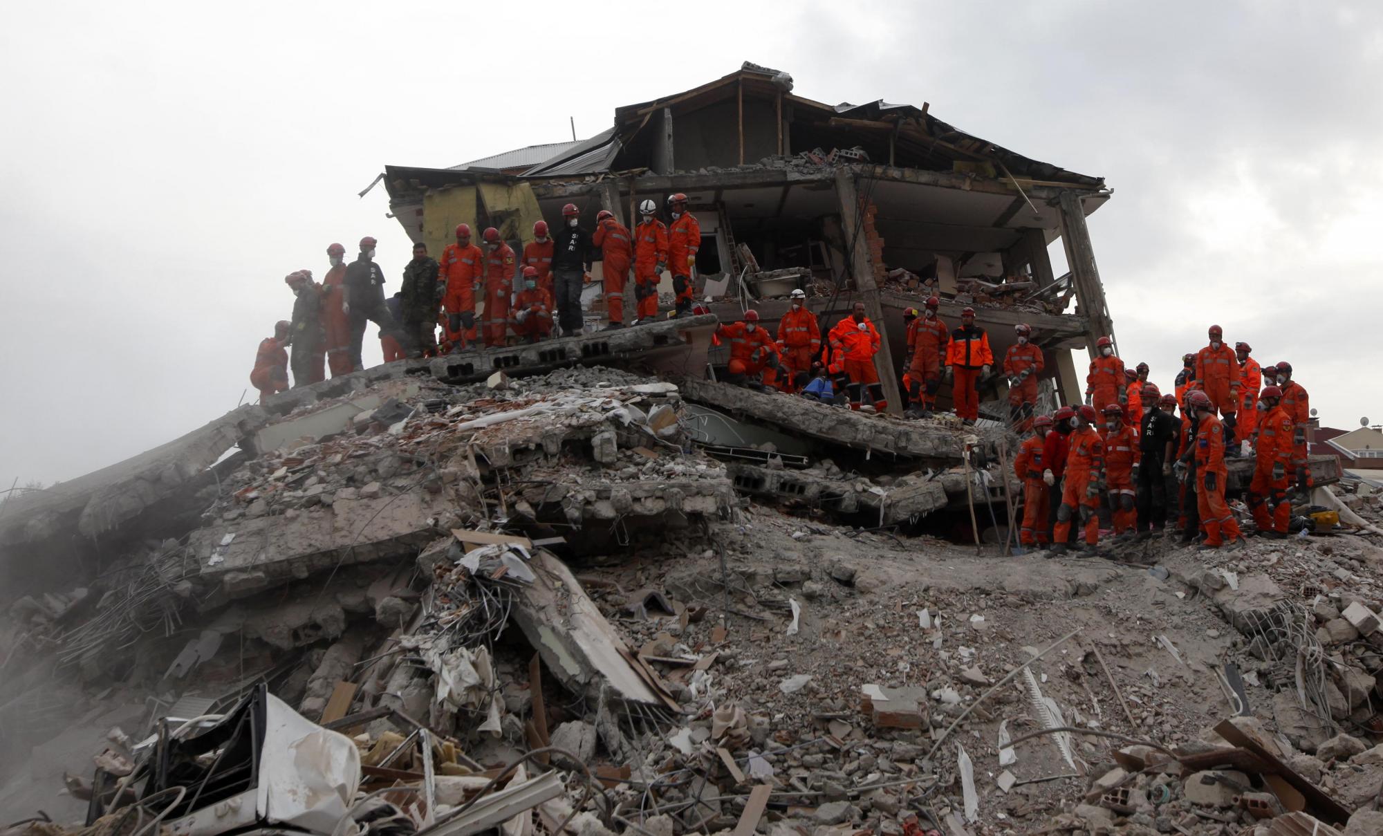 土耳其宣布接受外援求助以色列 震区灾民哄抢救援物资