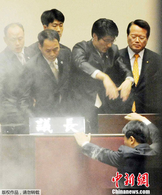 韩国会通过韩美自贸协定案 在野党怒掷催泪弹
