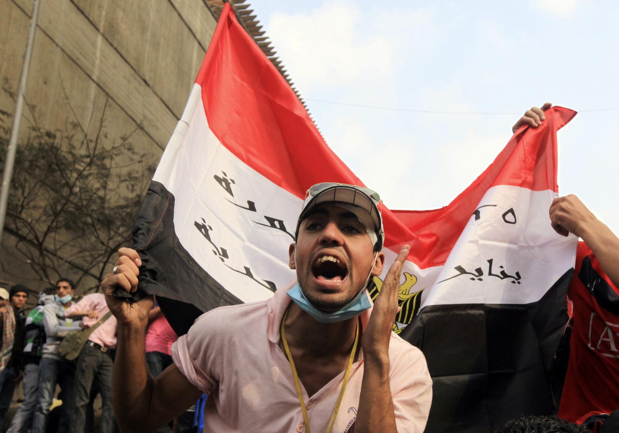 埃及军方授权前朝“遗老”组建新政府 民众不满将继续示威