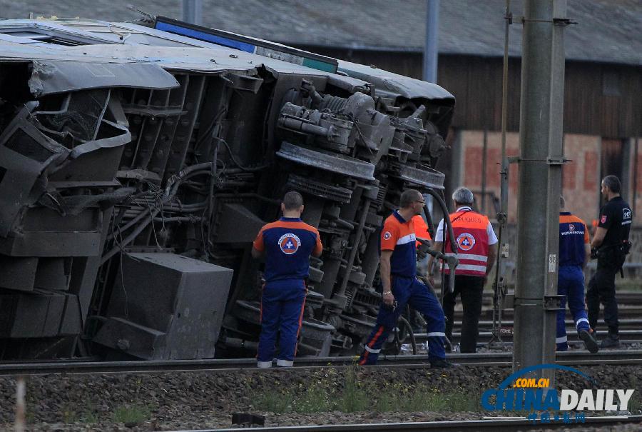 法国火车脱轨致6人死亡22人重伤 奥朗德赴现场视察