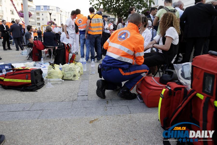 法国火车脱轨致6人死亡22人重伤 奥朗德赴现场视察
