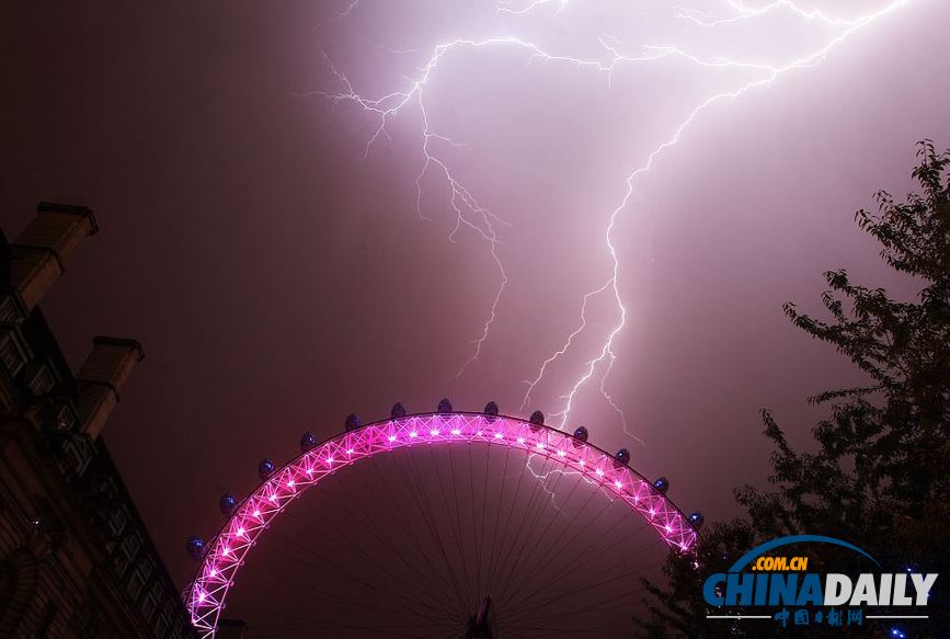 组图：暴风雨终结英国酷热天气 闪电惊心动魄房屋受损