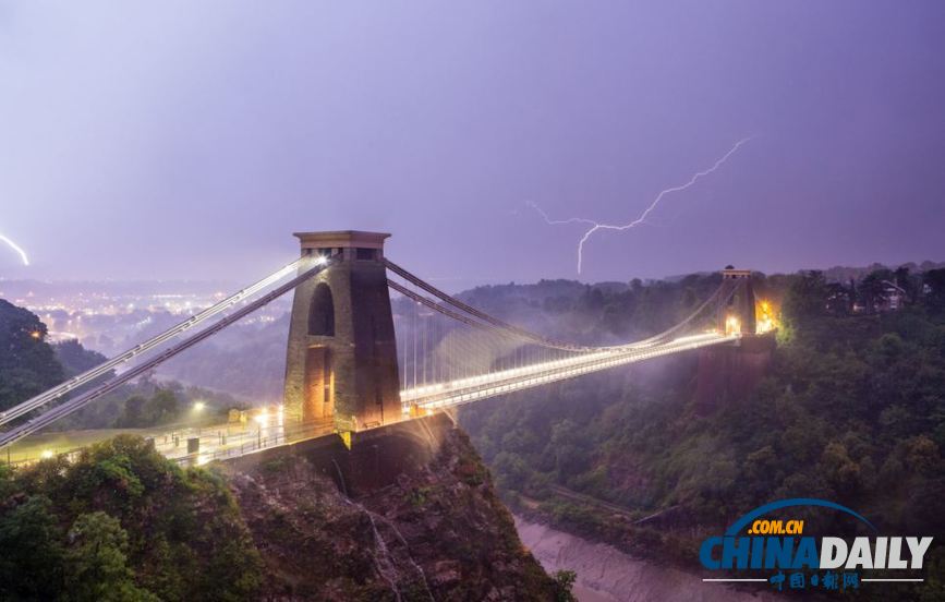 组图：暴风雨终结英国酷热天气 闪电惊心动魄房屋受损