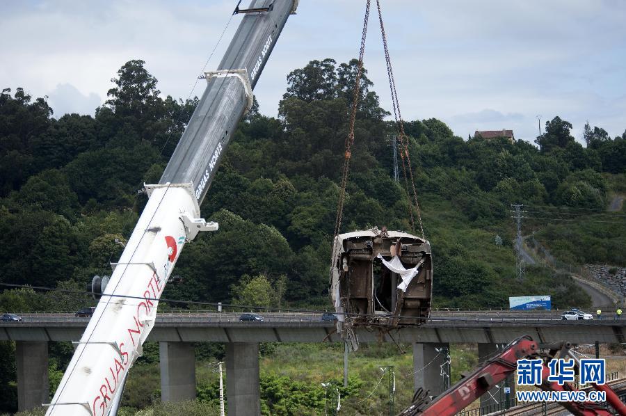 西班牙火车脱轨事故已80人死亡 全国哀悼三天