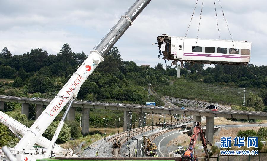 西班牙火车脱轨事故已80人死亡 全国哀悼三天