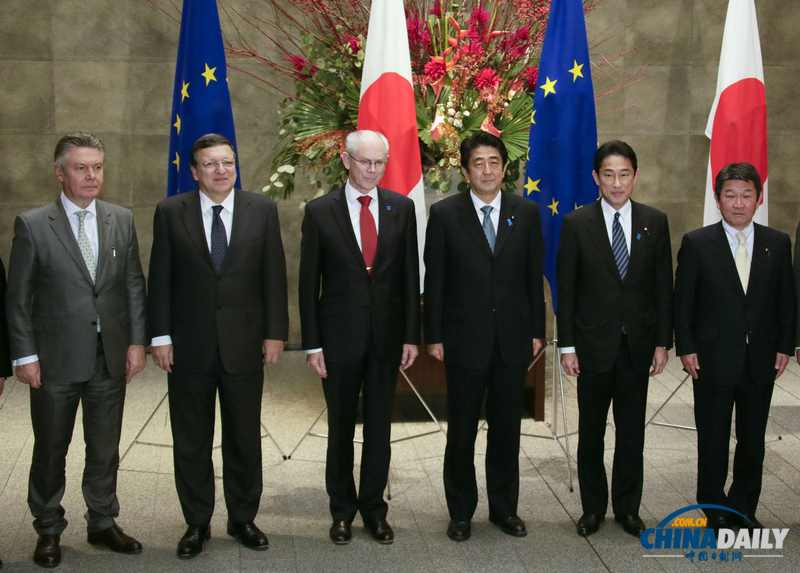 安倍于首相官邸会见欧盟首脑 发布会上喜笑颜看