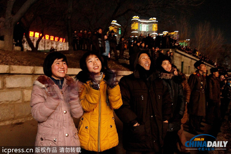 朝鲜举行盛大烟花表演喜迎新年 民众满脸洋溢幸福