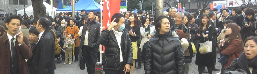 组图：日本发生8.9级地震 民众纷纷上街避难