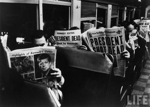 乘客竞相阅读肯尼迪遇刺死亡爆炸性新闻