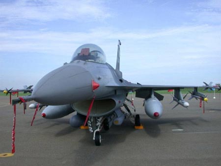 F16进驻桃园基地 美同意加挂AIM120导弹