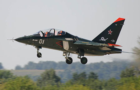 俄今夏批生产雅克-130军用教练机