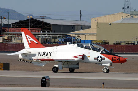 波音向美海军交付第200架T-45教练机