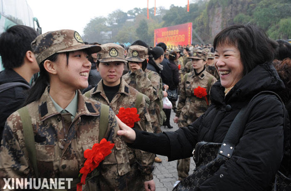 杭州首批女兵奔赴军营