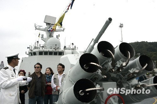 香港市民参观两艘中国导弹护卫舰