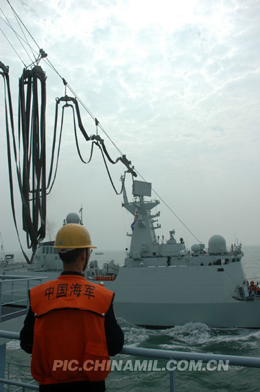“巢湖”舰加入中国海军第四批护航编队