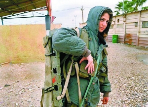 以色列“冷酷”女狙击手：千米击中越境毒贩