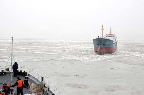 海冰721号破冰船成功营救文峰6号货船过程回顾