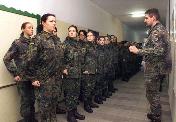 世界各国女兵如何度过“地狱训练”