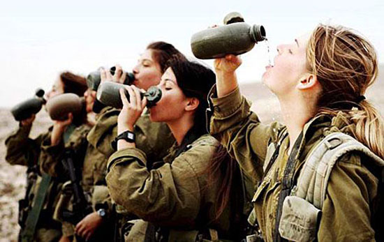 世界各国女兵如何度过“地狱训练”
