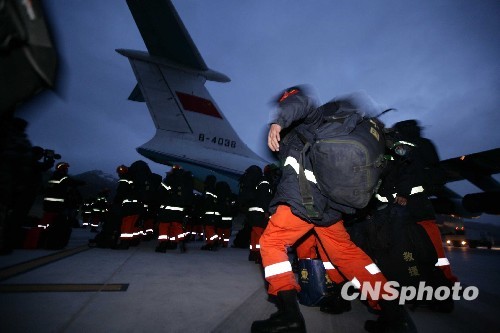 空军出动大型运输机运送救援人员和设备[组图]