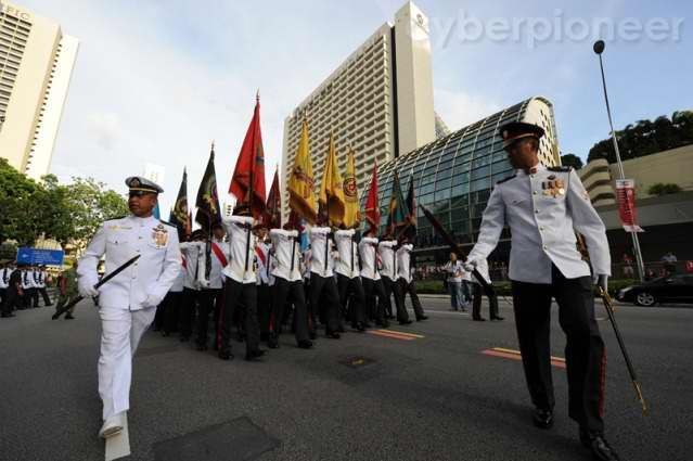 新加坡举行盛大阅兵庆祝建国45周年