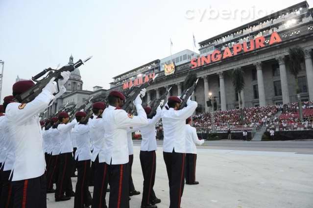 新加坡举行盛大阅兵庆祝建国45周年