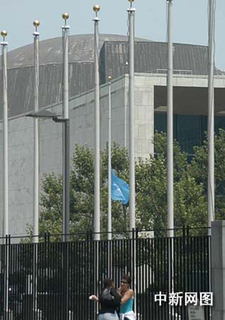 联合国降半旗向在黎殉职维和人员致哀(图)