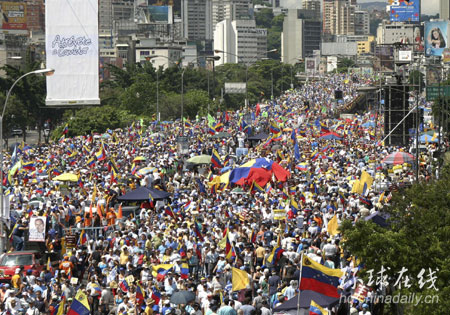 委内瑞拉数万人举行反对查韦斯游行