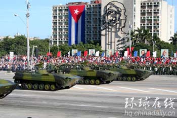 图：古巴举行盛大阅兵式纪念建军50周年