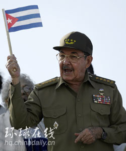 图：古巴举行盛大阅兵式纪念建军50周年