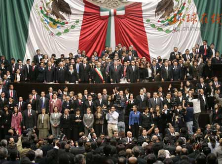 卡尔德龙混乱中就任墨西哥总统 5分钟结束就职典礼