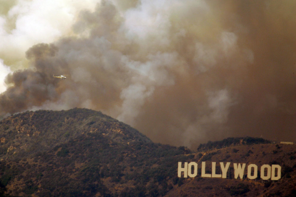 洛杉矶出现丛林大火 好莱坞标志险遭殃
