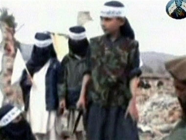 图：塔利班派12岁男孩斩首“间谍”