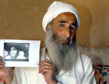 图：塔利班派12岁男孩斩首“间谍”