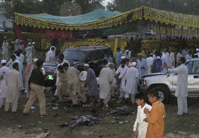 图：巴基斯坦内政部长遭袭受伤 与人弹相距仅15米