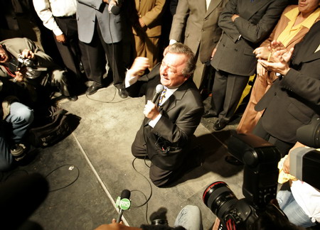 图文：厄瓜多尔总统候选人在集会中下跪