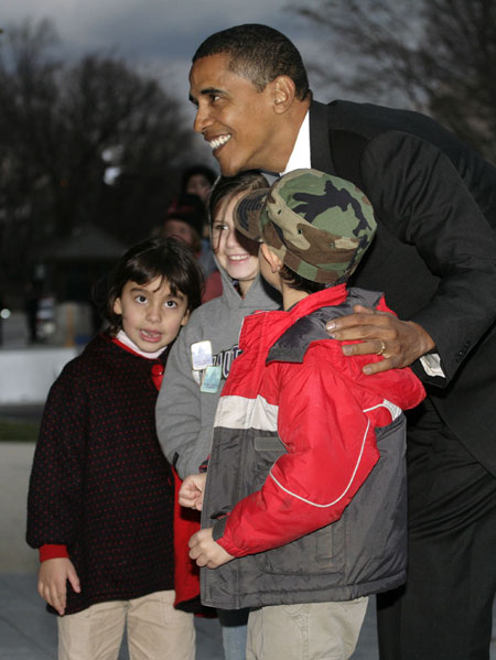 奥巴马和小朋友亲切合影