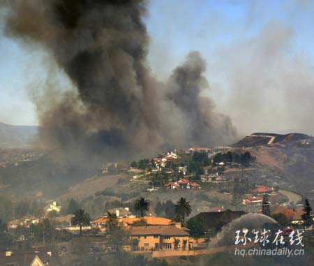 加州南部发生丛林火灾 至少500户居民疏散