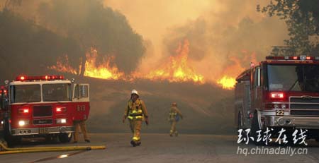 加州南部发生丛林火灾 至少500户居民疏散
