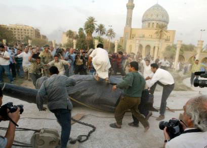 图：推倒萨达姆铜像的伊拉克人很后悔