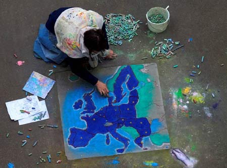 一个欧洲女孩在绘制欧盟成员国覆盖图