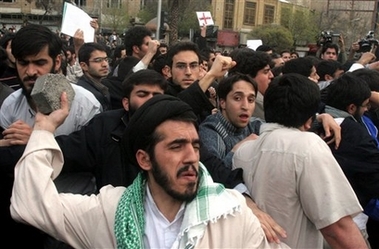 伊朗学生抗议英军入侵伊朗水域